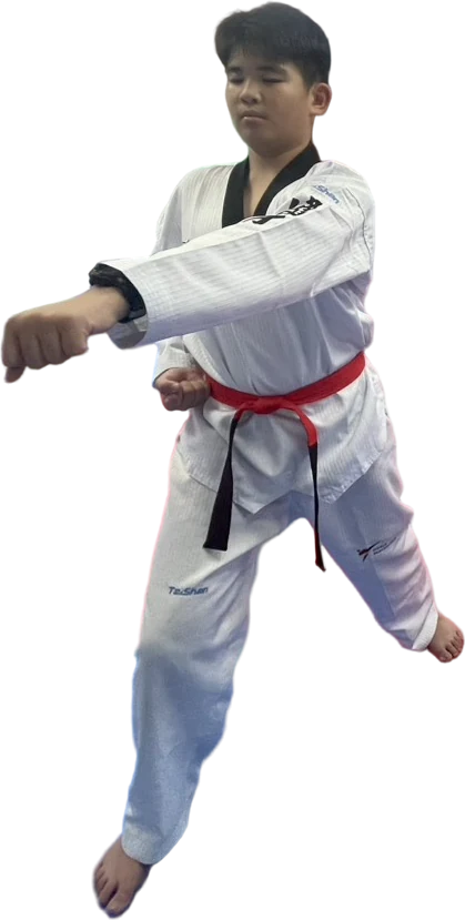 紅帶學員弓步往前出拳